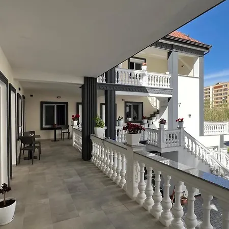 Aaron Hotel *