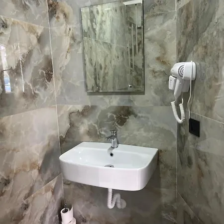 Aaron Hotel *